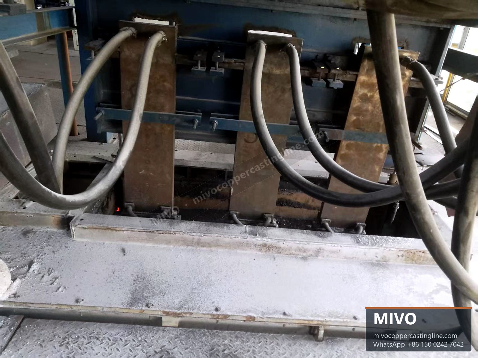 Multi-strand copper busbar upward continuous casting cooling and withdrawal station